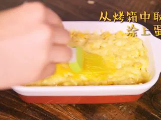 芝士就是力量-----香甜芝士玉米,上层芝士碎融化之后,将烤盘取出,均匀的刷上一层蛋黄液,这样烤出来的表面金黄金黄的,很好看~