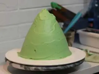 圣诞树枫糖戚风, 用刮刀在蛋糕表面堆好奶油后，用抹刀大概抹平 