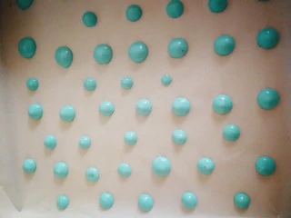 百变水果 蝶豆花蛋糕卷.百香果蓝莓馅,取出十五克左右的面糊加一点蝶豆花水,变成重一点的蓝色,装入裱花袋挤出圆点图形随意,烤箱160度,烤五分钟。