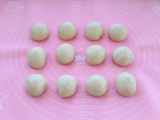 全麦辫子面包,将面团揉匀排气分成均匀的十二份,滚圆后覆盖保鲜膜松弛十五分钟