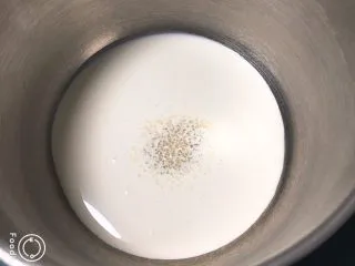 奶油夹心面包,淡奶油中加入细砂糖。