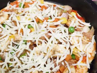 小白也会的奥尔良烤鸡腿披萨 「8寸薄脆版」,在上面再铺一些芝士条，最好都覆盖上，根据个人品味吧，丰俭由人。