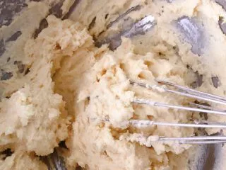 奶油奶酪戚风,搅拌均匀