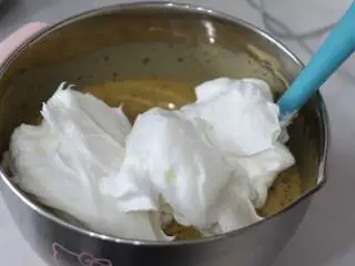 红茶柠檬戚风,9. 先取1/3的蛋白霜加入到面糊中 