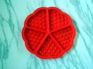 巧克力华夫饼,华夫饼模刷一层黄油。 