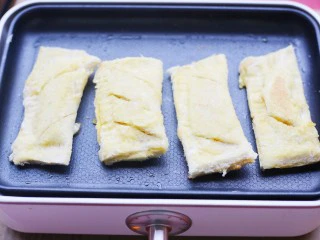 无敌好吃的苹果派,平底锅加热刷一层油，放入苹果派，小火煎至两面金黄即可。