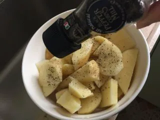 这样吃土豆必须躲起来吃——烤薯角,加入胡椒粉