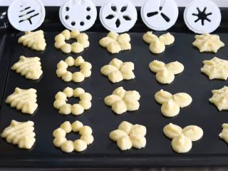 醇香酥脆的曲奇饼干(曲奇枪版),冬日温暖小零食,其他花片挤出的曲奇形状。