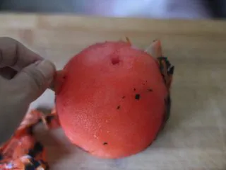 俄罗斯经典罗宋汤,撕掉番茄皮。