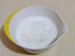 简单易学~巧克力淋面蛋糕,蛋白细腻时再加入三分之一的糖,继续打发。