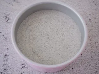 黑芝麻慕斯蛋糕,再从冰箱取出模具,把拌匀的慕斯糊倒入模具中