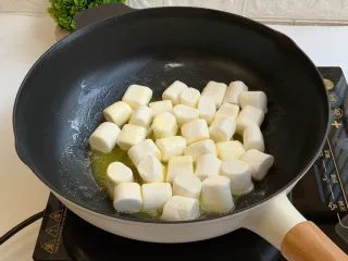 抹茶蔓越莓牛轧糖,加入棉花糖，炒至棉花糖融化。