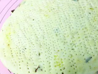 小白也会的奥尔良烤鸡腿披萨 「8寸薄脆版」,然后涂抹一层薄薄的黄油或者植物油