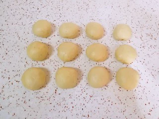 果酱辫子面包, 将发酵好的面团用手掌拍扁，排出气体，分成大小一致的12份，盖上保鲜膜静置15分钟让面团松弛。