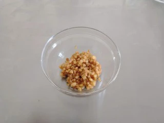 苹果奶酥小挞,开小火翻炒，炒到苹果变软即可。