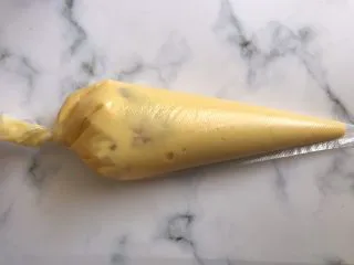 网红草莓脆皮泡芙,装进裱花袋中