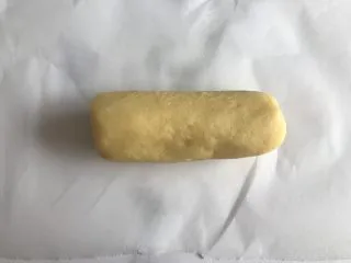 网红草莓脆皮泡芙,搓成圆柱形放入冰箱冷冻半小时