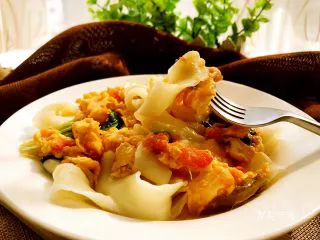 奶酪番茄鸡蛋面,尝一口。