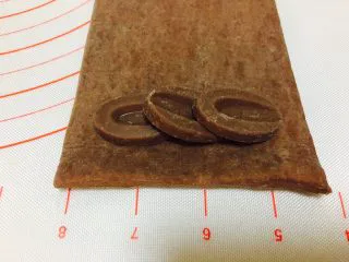 网红脏脏包（开酥版）,配方中，我放置了3颗法芙娜牛奶巧克力。将巧克力放置好，卷起来包裹在其中。