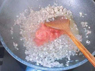 番茄蘑菇肉酱意大利面,倒入番茄,翻炒出汁