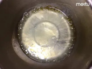 0黄油酸甜香橙磅蛋糕,蛋清冻出小冰渣取出,分三次加入糖2