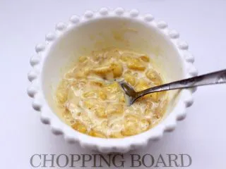 馄饨皮香蕉派,搅拌均匀就可以了，最好是用熟透的香蕉，这样烤出来的口感更好哟。