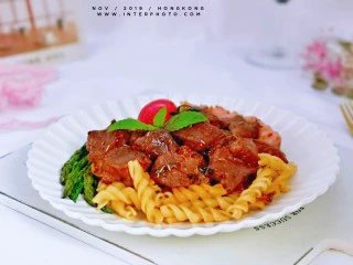 牛排芦笋盖意面,来一杯红酒,可以美美的享用啦!浪漫的午餐。