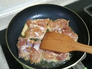 黑椒鸡扒意粉,煎锅加油将鸡肉煎至双面金黄为止
