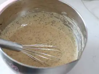 红茶柠檬戚风,2. 筛入低筋面粉b，用蛋抽快速拌匀 