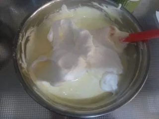 烘焙基础——戚风蛋糕,再取1/3的蛋白加入其中。