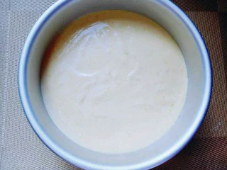 8寸戚风蛋糕,将蛋糕模具，从上往下摔模具，震出气泡。(可以多摔几次)