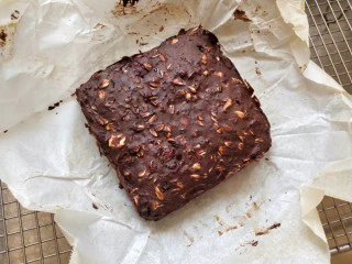 巧克力蛋白棒,出炉后至完全冷却再切块