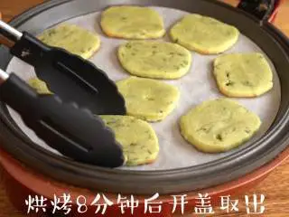 清新香气【薄荷饼干】简单又美味,烘烤8分钟后取出,置于晾架晾凉。