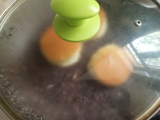 平底锅舒芙蕾,盖上盖子,小火焖3分钟左右