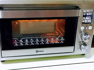 超级松软零失败的全麦蜜豆小餐包,上下管160度烤20分钟,注意观察面包上色情况,上色后立即加盖一张锡纸。(时间及温度仅供参考,具体根据自家烤箱性能另定)