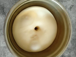 手撕海苔肉松面包,手指蘸面粉戳一下面团不回缩即可。