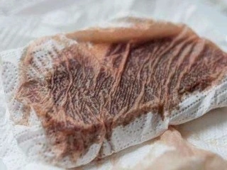 迷迭香黑胡椒牛排,解冻好的牛排用厨房纸吸干表面水分