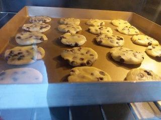 巧克力豆曲奇,我提前帮她预热好了烤箱,放进烤箱用160度烘烤20分钟。