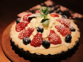 #春日烘焙教室# 草莓塔,非常棒的一次体验! 最后自己做的草莓塔吃不完还帮我们打包让我们带走,盒子也超好看!!太赞了,如果下次想自己做蛋糕送给朋友或学烘焙的话强烈推荐EB.C烘焙!虽然价格有点小贵,但他们家全部原材料都是国外进口的,绝对放心噢! 地址在武林路皇后公园里面 EB.C烘焙坊哟! 超赞哟,谢谢😁我觉得要买个烤箱学做蛋糕了😁