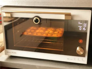 柠檬玛德琳甜甜圈,上下火170度烤16分钟即可。