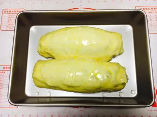 最爱面包➕新疆三果大列巴,把发酵好的大列巴的表面刷上全蛋液。