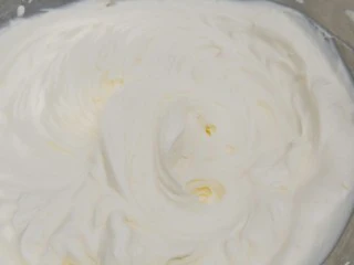 自制无冰渣版的冰激凌,搅拌到混合在一起就可以。