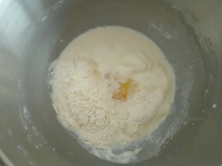 手撕海苔肉松面包,除黄油外所有食材放入厨师机(白糖、盐、酵母分开放 三者互不接触) 。