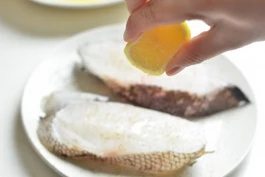 香煎杏仁鳕鱼,再挤上几滴柠檬汁,腌制10分钟。