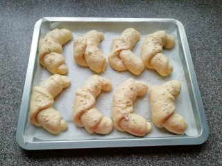 燕麦全麦羊角包,发酵好的羊角包从烤箱里取出,刷一层水,撒上即食麦片。 烤箱上下管180度预热。