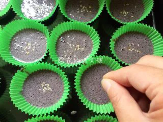 黑米蜂蜜小蛋糕,上面可选择撒上一点白芝麻。烤箱预热后,180度,15分钟左右(具体时间、温度,请根据自家烤箱灵活设定。)