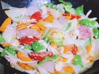 鲜虾芝士焗饭,加入牛奶煮一下，再加适量盐、胡椒粉调味，关火备用。 🌻小贴士：不喜欢白汁的用水替代牛奶。