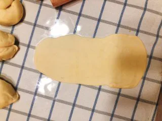 杂蔬沙拉面包,用擀面杖擀成牛舌状。