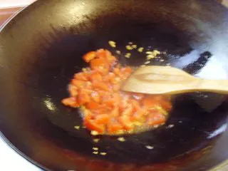 杂菜意大利粉,加入蕃茄粒, 大火炒,散小許食鹽,變軟出汁.