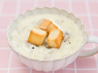 浓香的奶油与蘑菇相遇，奶香浓郁，口感细腻，没有人会不爱吧?,盛出装盘，放上烤好的面包粒，奶香浓郁的奶油蘑菇汤就做好啦，开喝吧~